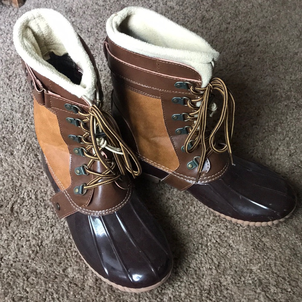 Duck-billed rainboots